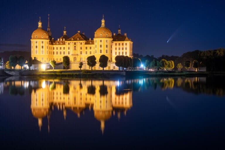 Leinwand, Acrylglas Schloss Moritzburg mit Kometen Neowise